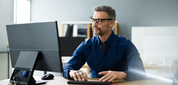 Técnico prestando suporte em informática